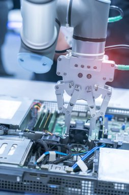 İşlemcili bir bilgisayar çipi yükleyen robot kol