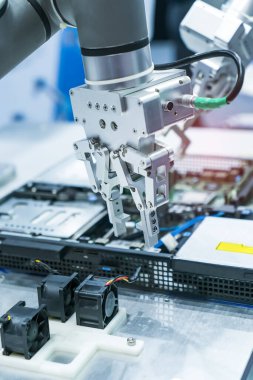 İşlemcili bir bilgisayar çipi yükleyen robot kol