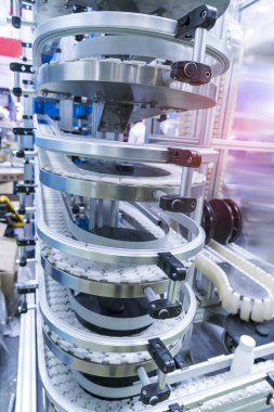 İçkiler büyük fabrikada taşıma bandında taşınır.