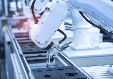 Elektronik montaj hattı için robot kolu. Akıllı teknoloji üretim sürecinin robotu.