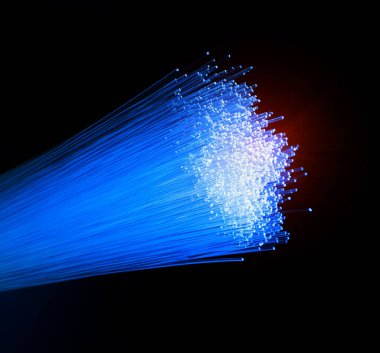 Çok hızlı internet iletişimi için fiber optik ağ kablosu, bilgiyi yüksek hızda hareket ettiren ince ışık iplikleri.
