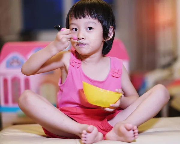 Schöne Asiatische Mädchen Essen Mit Löffel — Stockfoto