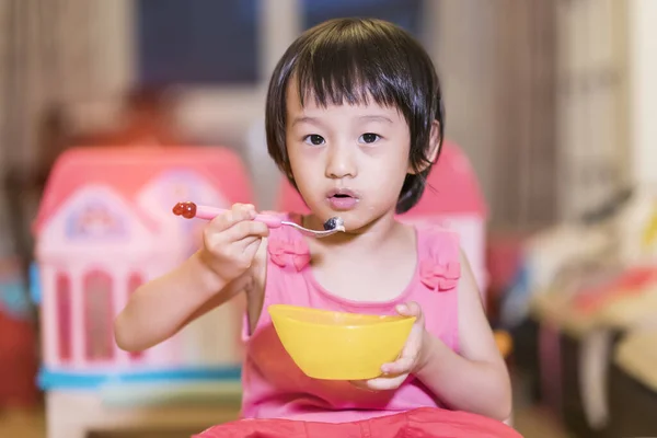 Schöne Asiatische Mädchen Essen Mit Löffel — Stockfoto