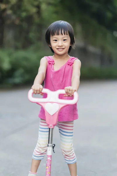 Çocuk Parkında Scooter Süren Asyalı Küçük Kız — Stok fotoğraf