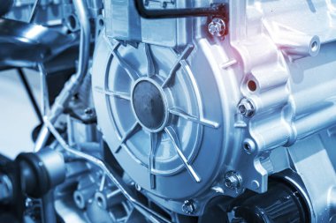 Eko otomobil motorunun elektrik sistemine yüklenmiş pil ve kablo, otomotiv bölümü kavramı.