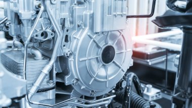 Eko otomobil motorunun elektrik sistemine yüklenmiş pil ve kablo, otomotiv bölümü kavramı.