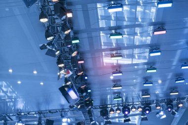 Alışveriş merkezinin çatısında LED ışığı.