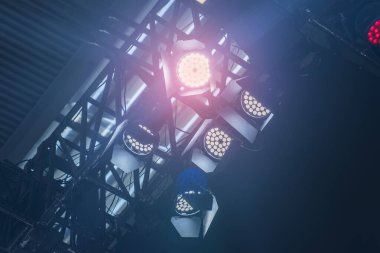 Alışveriş merkezinin çatısında LED ışığı.