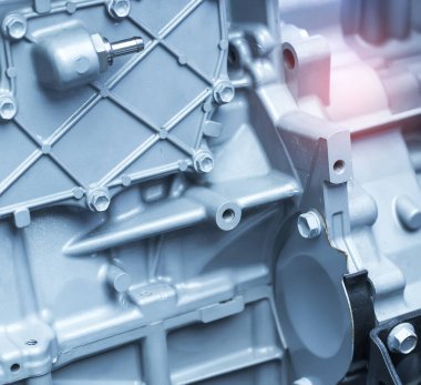 Eko otomobil motorunun elektrik sistemine yüklenmiş pil ve kablo, otomotiv bölümü kavramı.