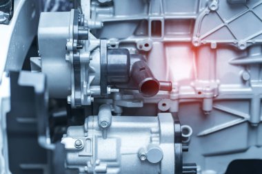 Eko otomobil motorunun elektrik sistemine yüklenmiş pil ve kablo, otomotiv bölümü kavramı.