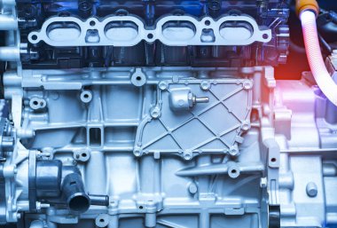 Eko otomobil motorunun elektrik sistemine yüklenmiş pil ve kablo, otomotiv bölümü kavramı.