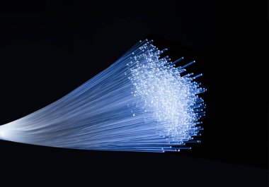 Çok hızlı internet iletişimi için fiber optik ağ kablosu, bilgiyi yüksek hızda hareket ettiren ince ışık iplikleri.