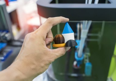 3D yazıcıya yakın çekimde Nesne ile el yazdırma.