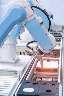 Endüstriyel üretim fabrikasında otomatik makine aracı, Akıllı fabrika endüstrisi 4.0 konsepti.