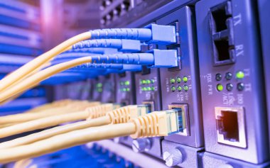 Fiber Optik kablolar optik portlara ve UTP 'ye bağlandı, ethernet portlarına bağlı ağ kabloları.