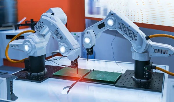 Fabrikada lehimleme veya kaynak yaparken yazdırma devresi (PCB) montaj makinesi için otomatik robot