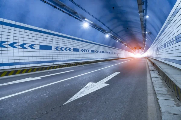 Carro Conduzir Para Túnel — Fotografia de Stock