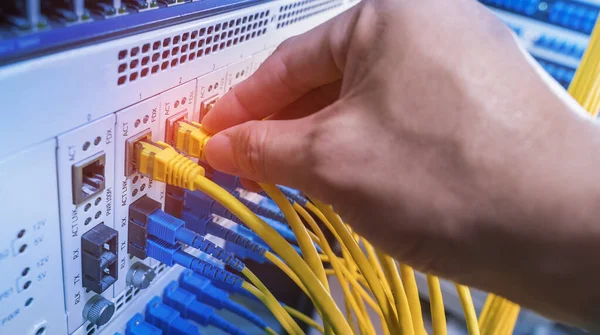 在网络服务器室工作的人 带有用于数字通信和互联网的光纤中心 — 图库照片
