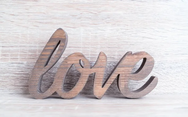 在木制背景下书写的构成爱之字的木制字母 — 图库照片