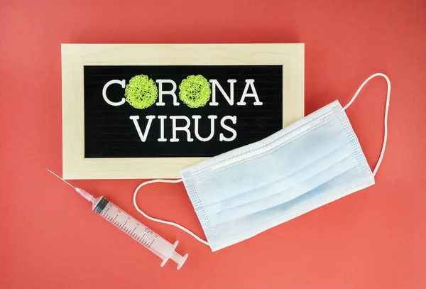 Palavra Coronavírus Letras Fundo Vermelho Máscara Proteção Respiratória Lado Seringa — Fotografia de Stock