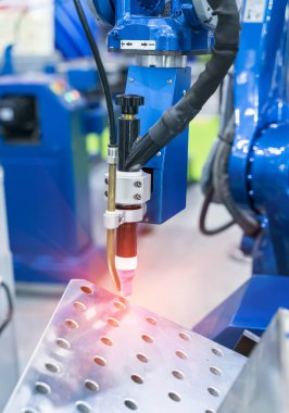 Metal Üretim Tesisinde Robotik Kaynak Makinesi