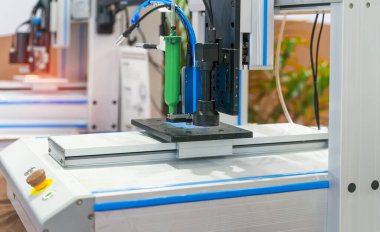 Robot elinde tutkal şırıngası. Robot makine görme sistemi enjekte edilmiş.