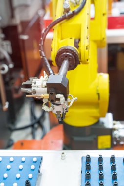 Otomatik kontrol uygulaması akıllı üretim arka planında otomatik robot kolu.