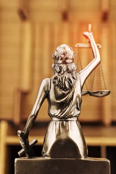 Temat Prawa Statua Pani Sprawiedliwości Drewnianym Tle Koncepcja Prawa — Zdjęcie stockowe