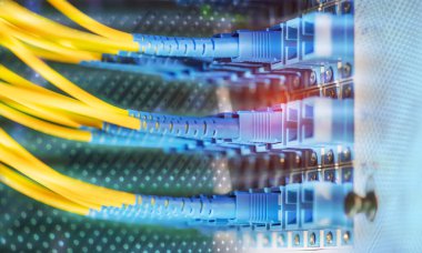 Fiber optik kablo iletişim dağıtım noktasına bağlanıyor