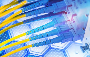 Fiber optik kablo iletişim dağıtım noktasına bağlanıyor