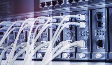 Fiber Optik kablolar ethernet portlarına bağlı optik portlara ve ağ kablolarına bağlı