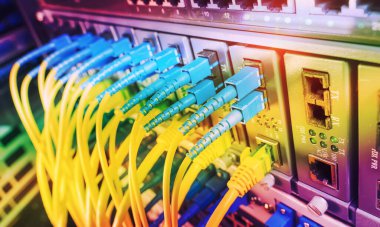 Fiber Optik kablolar ethernet portlarına bağlı optik portlara ve ağ kablolarına bağlı