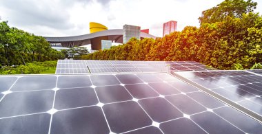 Ekolojik enerji yenilenebilir güneş paneli tesisi kentsel modern yapı yapısına sahip