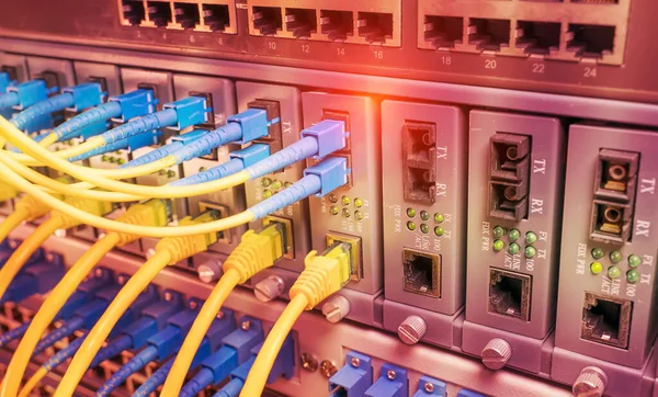 Optikai Portokhoz Csatlakoztatott Optikai Kábelek Ethernet Portokhoz Csatlakoztatott Hálózati Kábelek — Stock Fotó