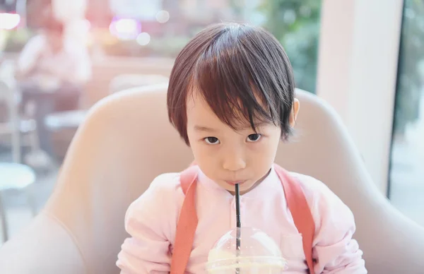 Hübsch Asiatisch Mädchen Trinken Mit Ein Stroh — Stockfoto