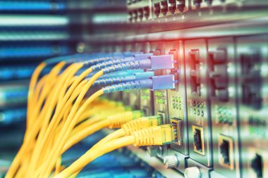 Fiber Optik kablolar ethernet portlarına bağlı optik portlara ve ağ kablolarına bağlı
