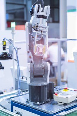 Robotik ve Otomatik sistem denetim uygulamalı bilgisayar vantilatörü otomatik robot kolda