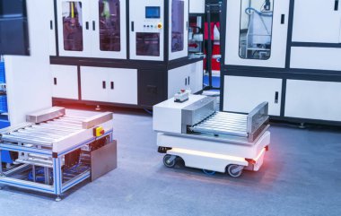 Depo robotu fabrikada karton kutu montajı yapıyor.