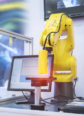 Cep telefonu alarm fabrikasındaki robotik görüş sensörü kamera sistemi