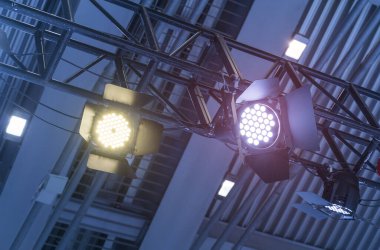 Alışveriş merkezinin çatısında LED ışığı.