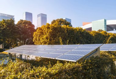 Kentsel manzaralı ekolojik enerji yenilenebilir güneş paneli santrali