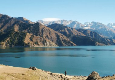 Dağları olan kutsal göl, Xinjiang, Çin