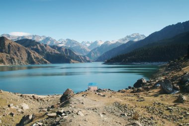 Dağları olan kutsal göl, Xinjiang, Çin