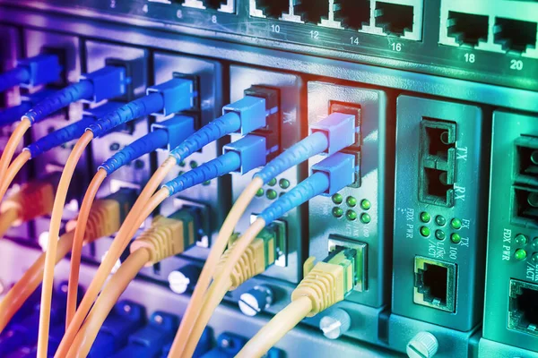 连接光端口的光纤电缆和连接以太网端口的网络电缆 — 图库照片