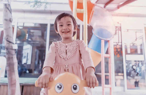 Asiatisch Chinesisch Klein Mädchen Spielend Indoor Spielplatz Alone — Stockfoto