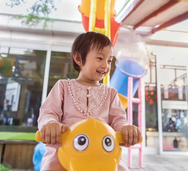 Asiatisch Chinesisch Klein Mädchen Spielend Indoor Spielplatz Alone — Stockfoto