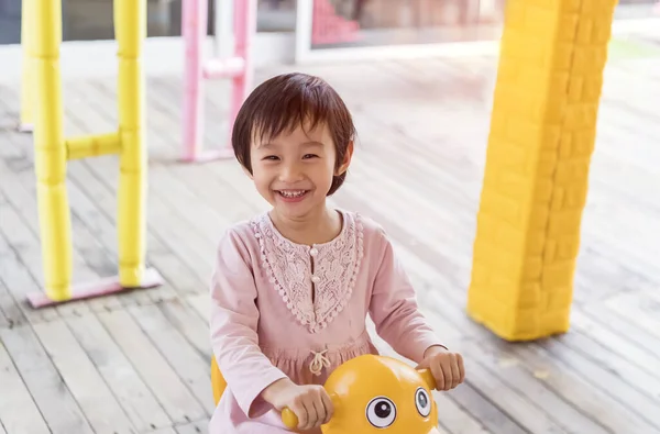 Asiatisch Chinesisch Klein Mädchen Spielend Indoor Spielplatz Alone — Stockfoto