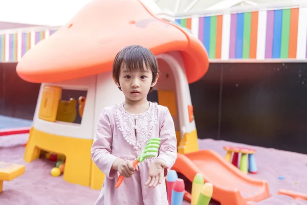 Asyalı Küçük Çinli Kız Oyun Parkında Oyuncak Eviyle Oynuyor — Stok fotoğraf