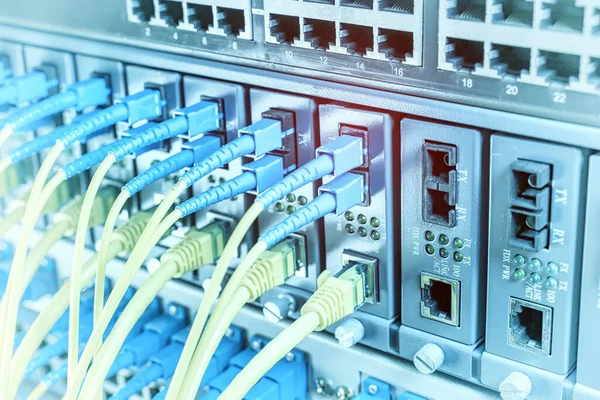 Glasfaserkabel Mit Optischen Ports Und Netzwerkkabel Mit Ethernet Ports — Stockfoto