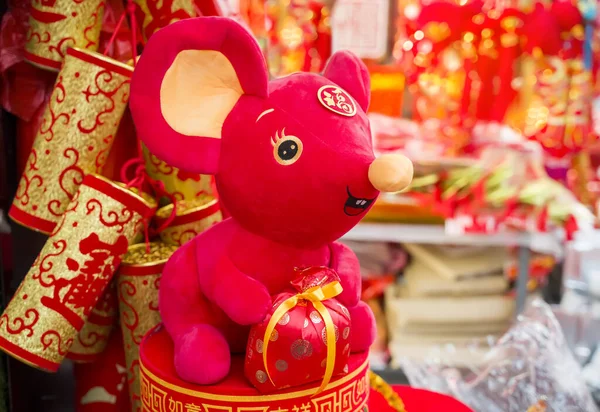 伝統的な中国の布人形ラット 2020年はラットの年であり 中国の文字や言葉は意味 ラットの単語は良い祝福を意味し 今年の中国のカレンダー — ストック写真